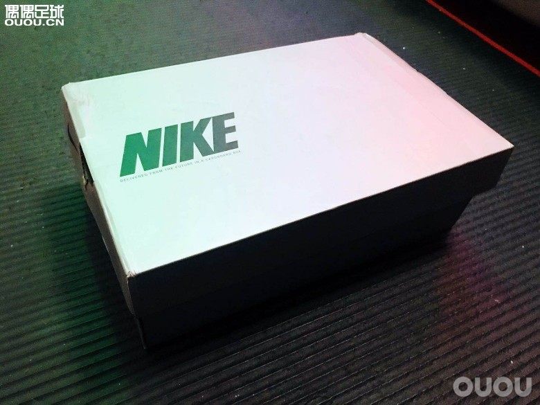 又来开箱了,传8纯白版,好像这个色还没人开吧~走着