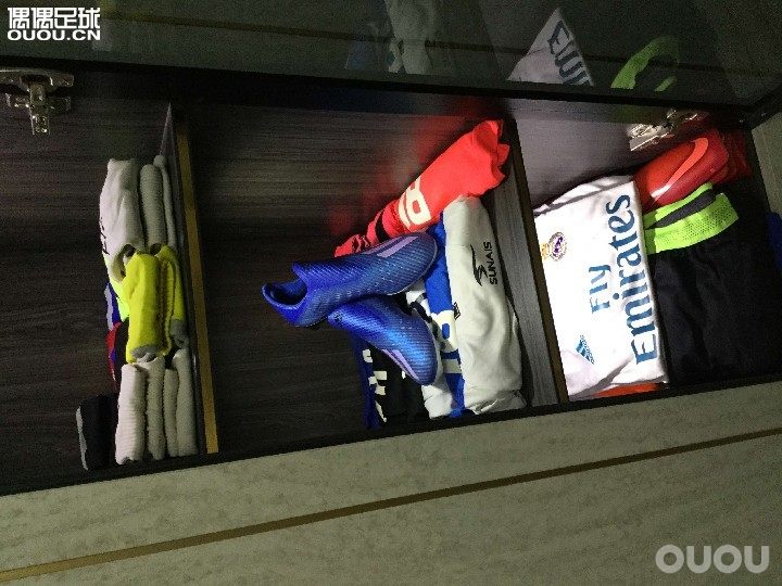 毒上1009入的虽然配色不是很好看,但是价钱还是蛮香的。