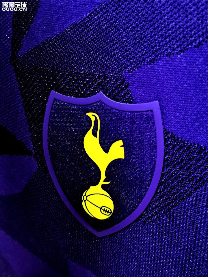 热刺 17-18赛季 第二客场 更衣室版本 收腰十分明显 对于身材有一定的要求