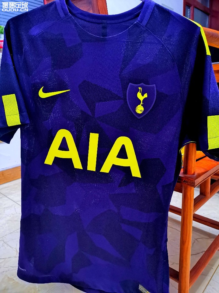 热刺 17-18赛季 第二客场 更衣室版本 收腰十分明显 对于身材有一定的要求