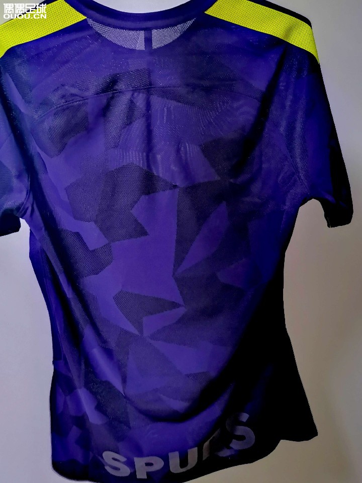 热刺 17-18赛季 第二客场 更衣室版本 收腰十分明显 对于身材有一定的要求