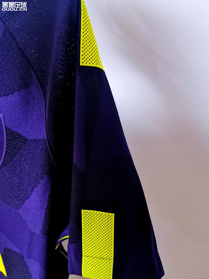 热刺 17-18赛季 第二客场 更衣室版本 收腰十分明显 对于身材有一定的要求