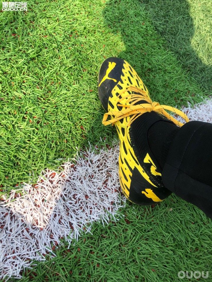 今天踢得是五人制,之前静态和玩玩的时候感觉整双鞋很紧,所以今天穿了薄袜