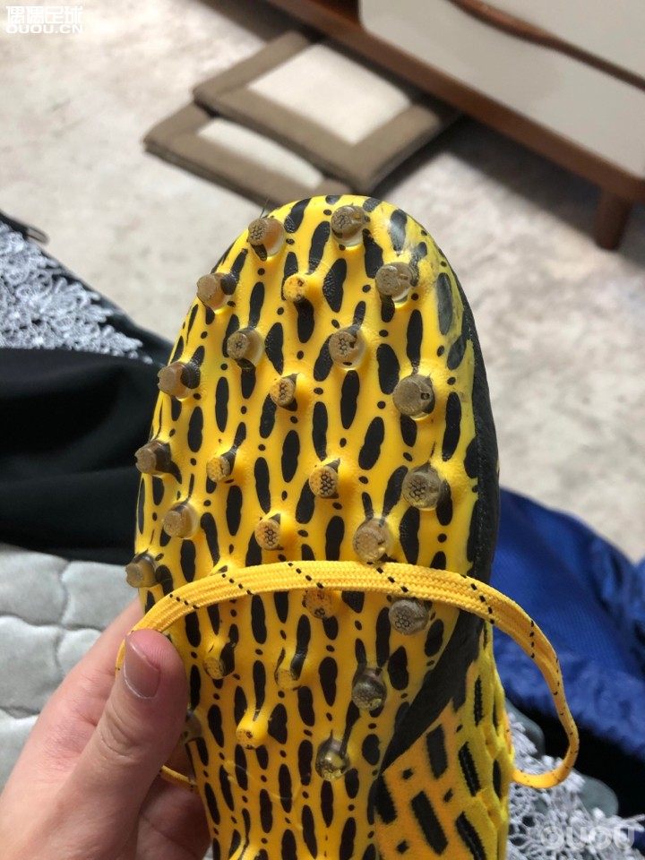 今天踢得是五人制,之前静态和玩玩的时候感觉整双鞋很紧,所以今天穿了薄袜