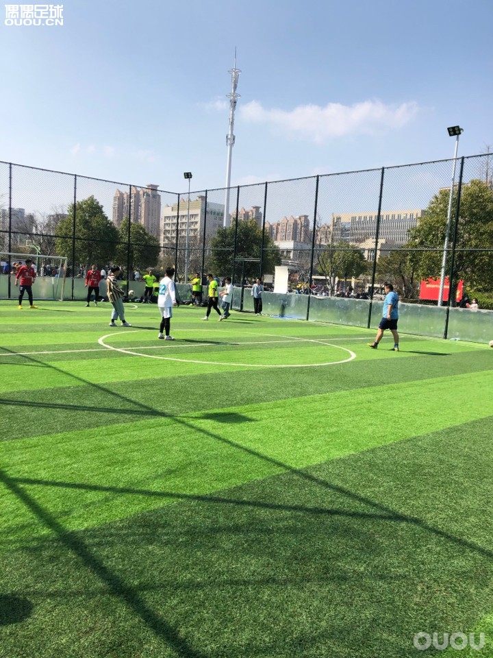 今天踢得是五人制,之前静态和玩玩的时候感觉整双鞋很紧,所以今天穿了薄袜