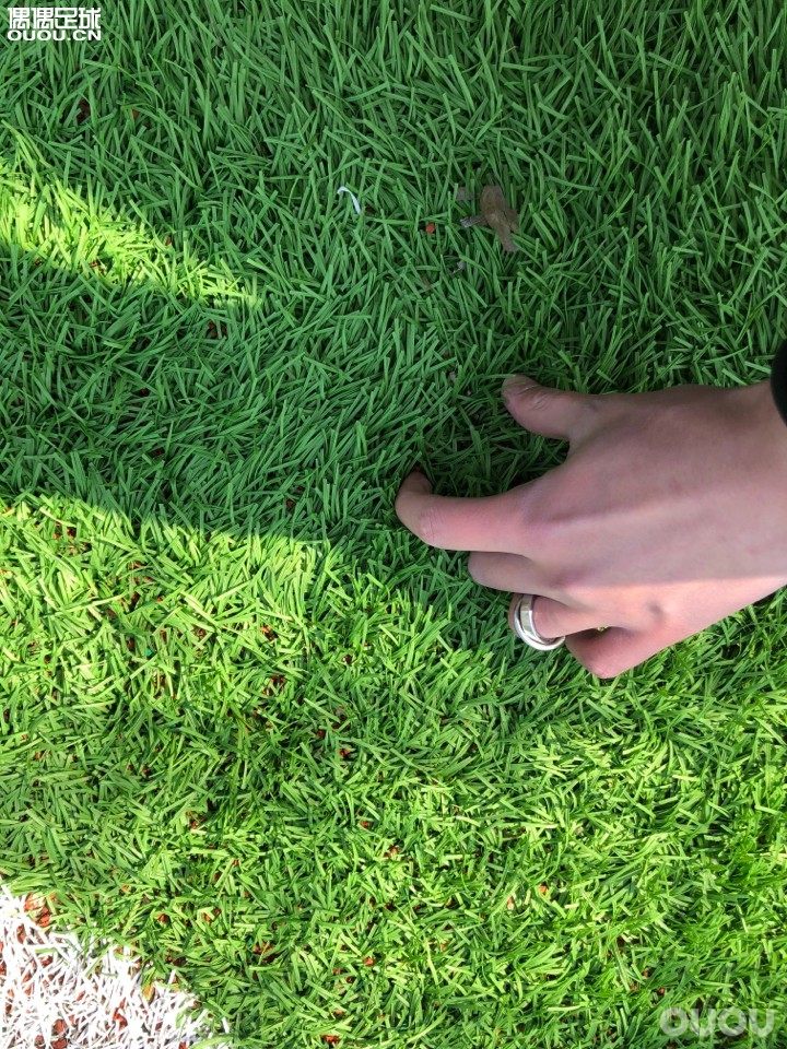 今天踢得是五人制,之前静态和玩玩的时候感觉整双鞋很紧,所以今天穿了薄袜