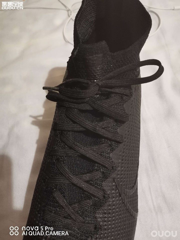 踢球鞋带老掉这个问题一直困扰了我多年。
每次入一双球鞋就得买一次防滑鞋带。