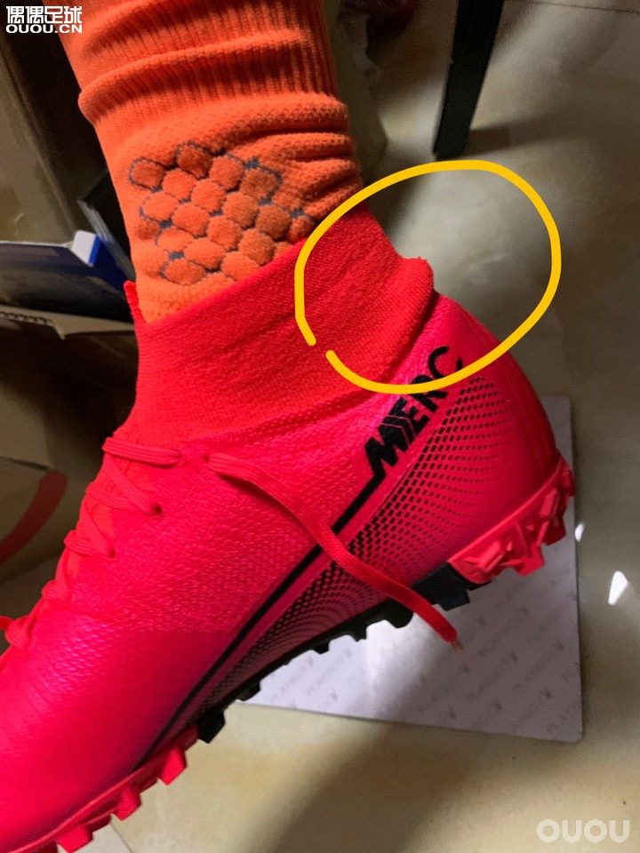 大佬们,穿下去脚底部分的袜子经常被挤上来,是袜子太松偏大了吗(鞋子的话,前面还有些空隙)