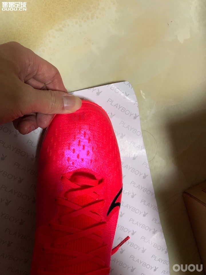 大佬们,穿下去脚底部分的袜子经常被挤上来,是袜子太松偏大了吗(鞋子的话,前面还有些空隙)