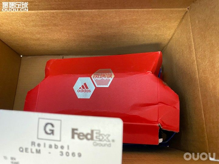 随便拍拍随便聊聊到手的热乎鞋。实在没心情,膝伤,踢不了,疫情,踢不了。