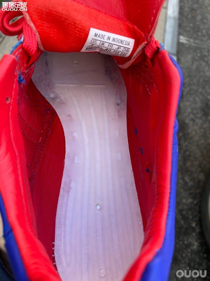 随便拍拍随便聊聊到手的热乎鞋。实在没心情,膝伤,踢不了,疫情,踢不了。