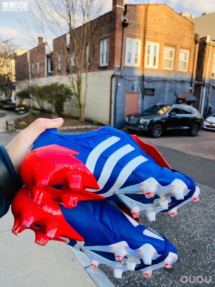 随便拍拍随便聊聊到手的热乎鞋。实在没心情,膝伤,踢不了,疫情,踢不了。