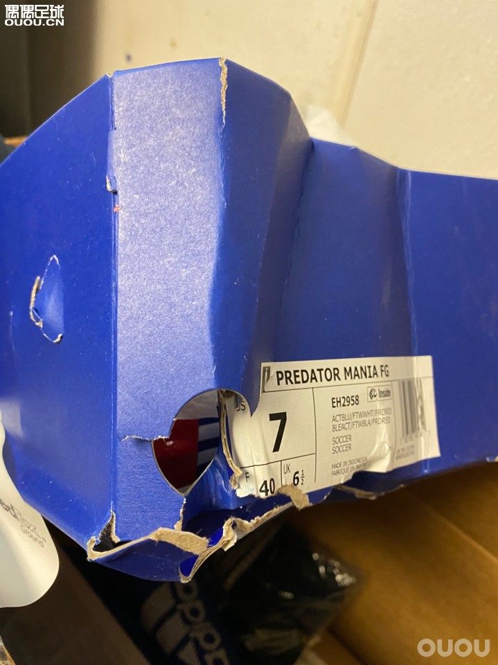 随便拍拍随便聊聊到手的热乎鞋。实在没心情,膝伤,踢不了,疫情,踢不了。