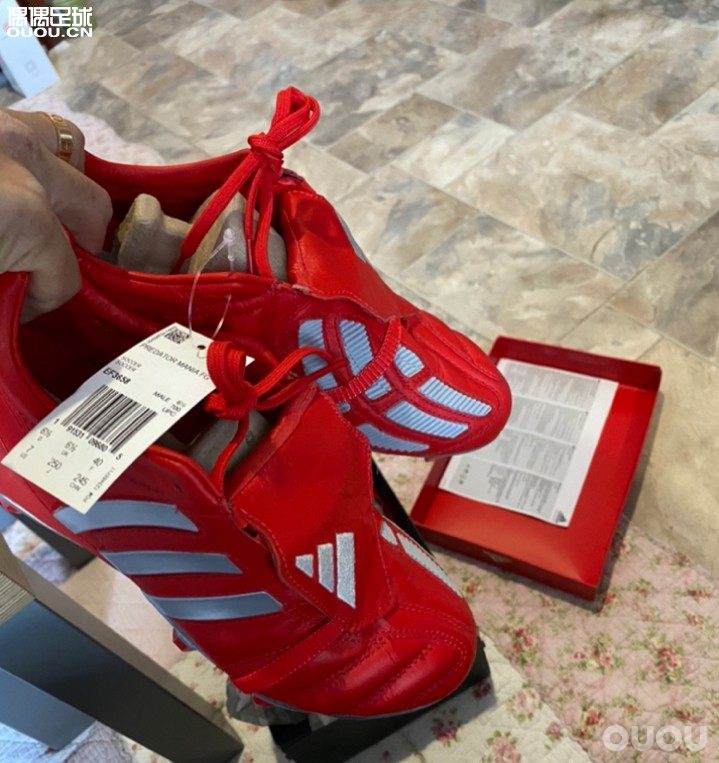 随便拍拍随便聊聊到手的热乎鞋。实在没心情,膝伤,踢不了,疫情,踢不了。