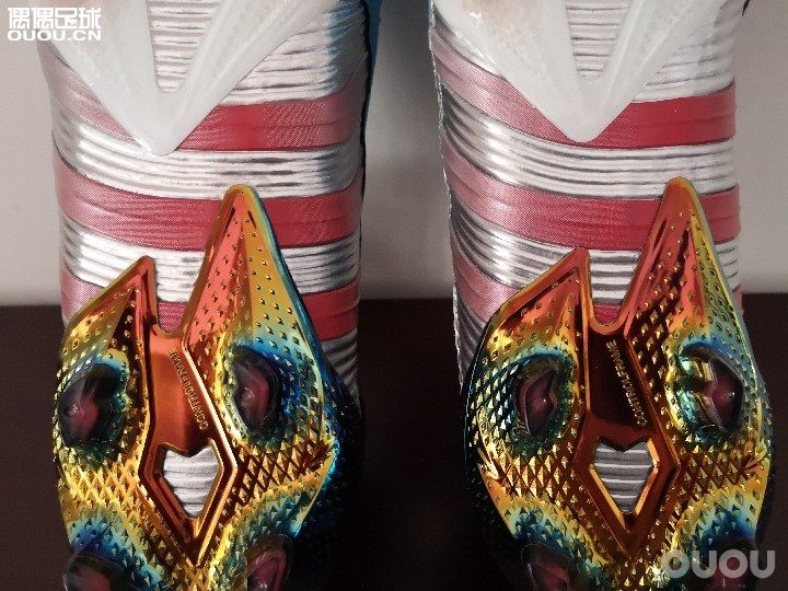 两双鞋底的做工都不一致,这做工也太糊弄事了!右脚似乎比左脚的鞋底好些!