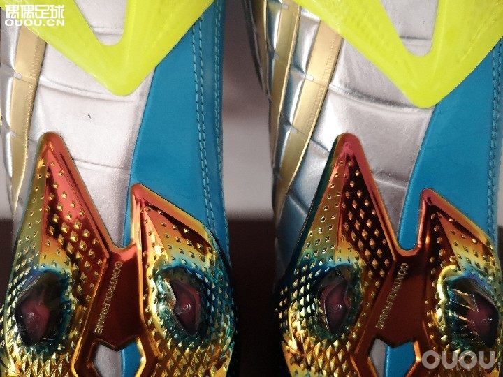 两双鞋底的做工都不一致,这做工也太糊弄事了!右脚似乎比左脚的鞋底好些!