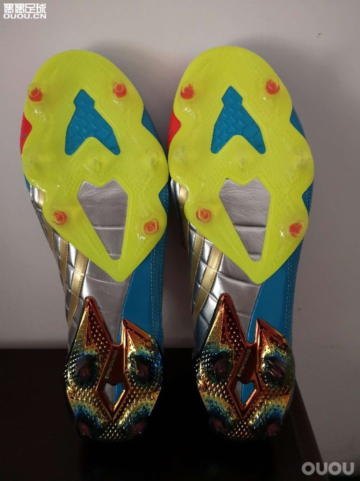 两双鞋底的做工都不一致,这做工也太糊弄事了!右脚似乎比左脚的鞋底好些!