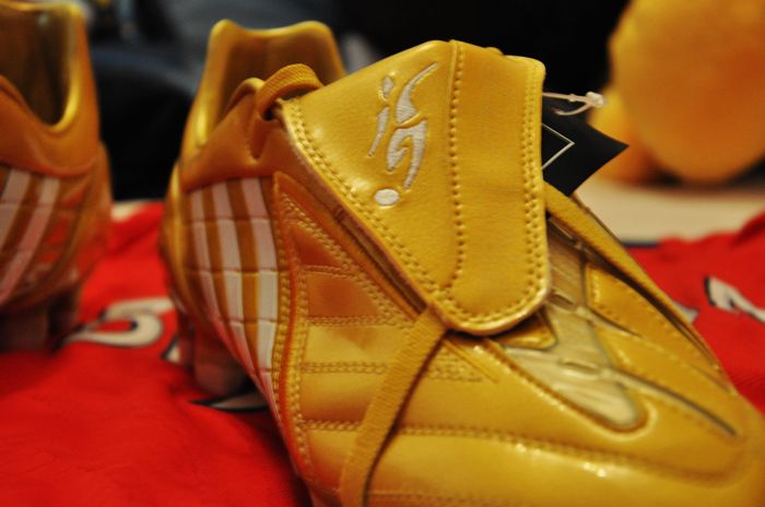 苦苦搜寻一年的金靴到手