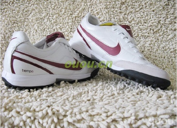 NIKE TF 这双好穿么?踢人工草坪,请教。