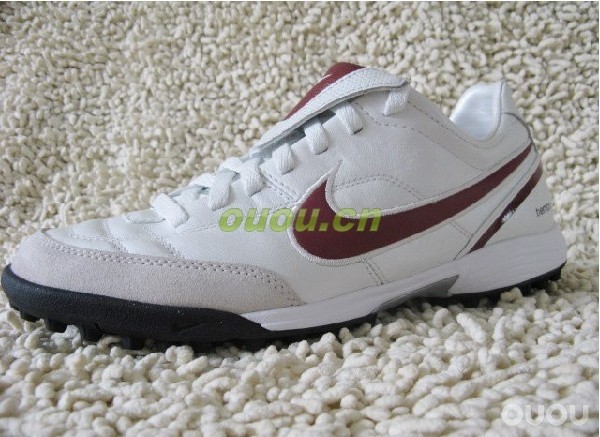 NIKE TF 这双好穿么?踢人工草坪,请教。