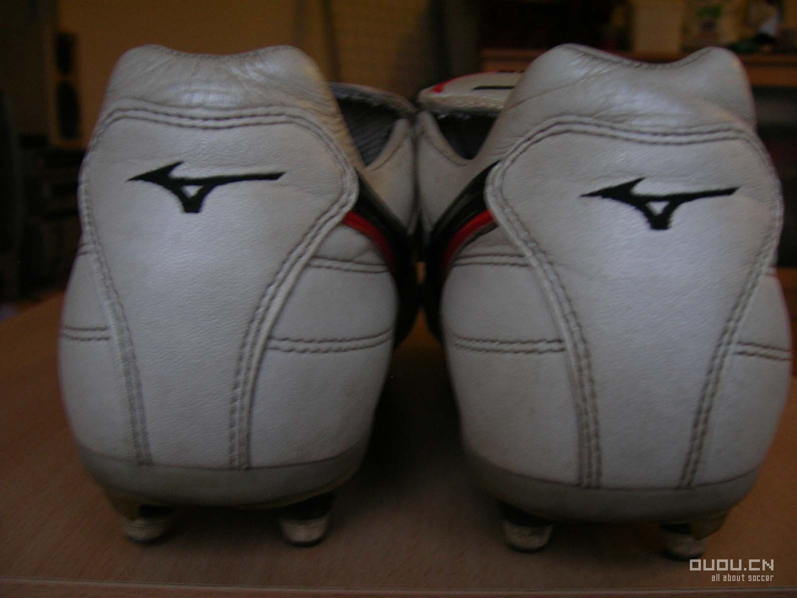 来发一下我的鞋子(又增加两双今天才买的NIKE10.16;再加一双F50 11.23)