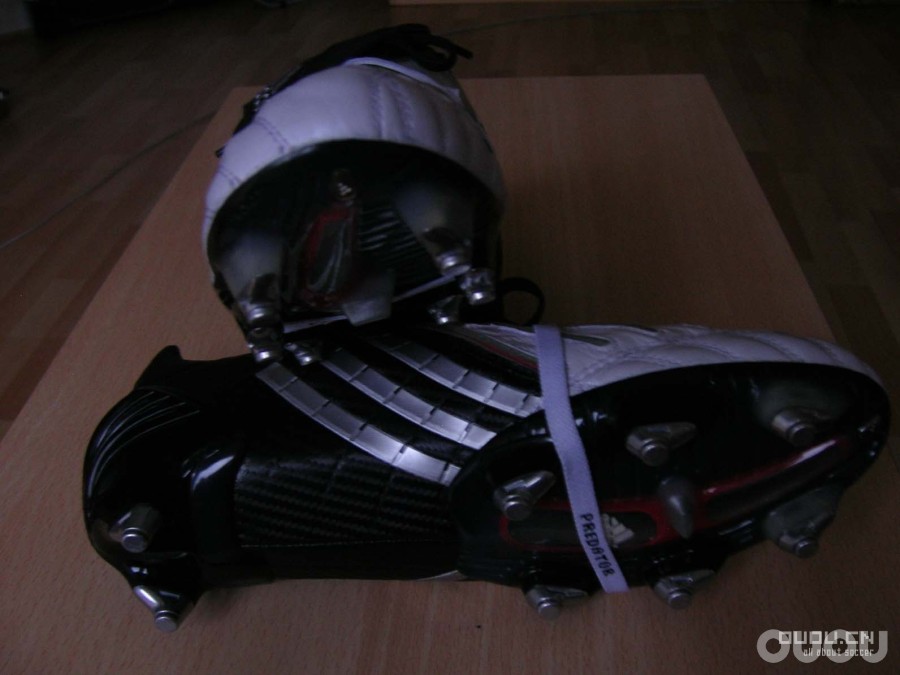 来发一下我的鞋子(又增加两双今天才买的NIKE10.16;再加一双F50 11.23)