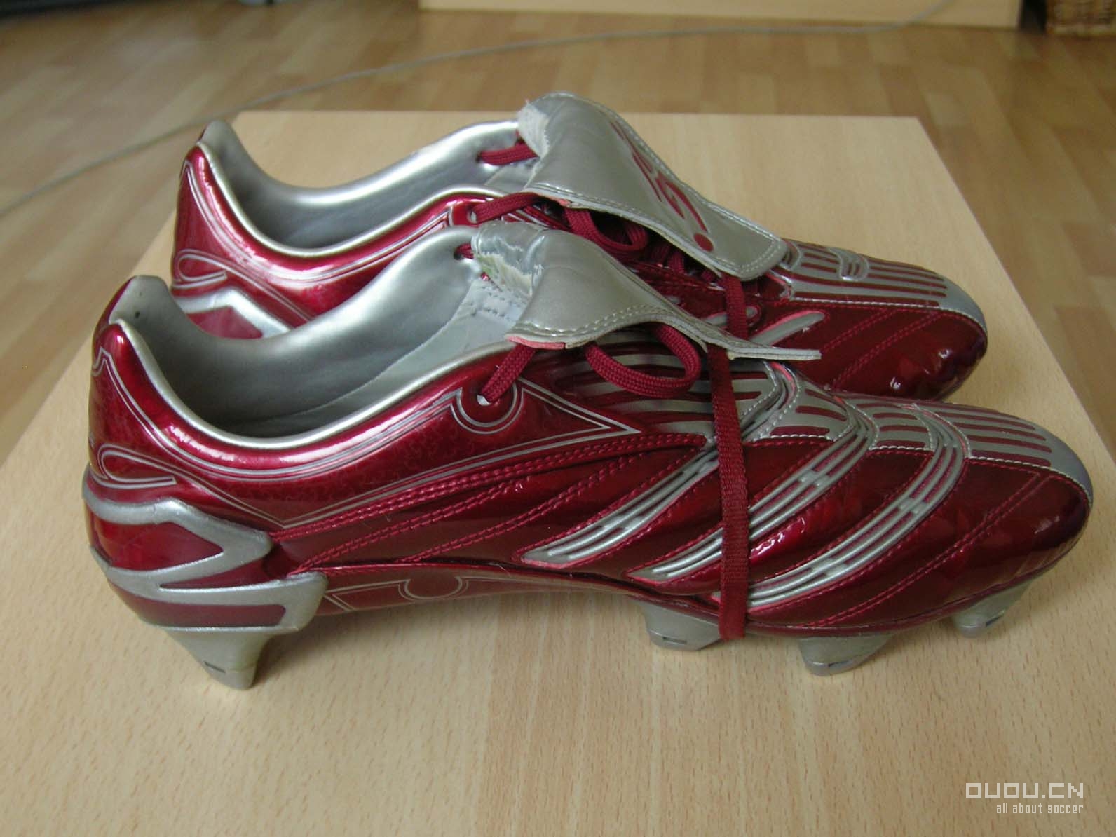 来发一下我的鞋子(又增加两双今天才买的NIKE10.16;再加一双F50 11.23)