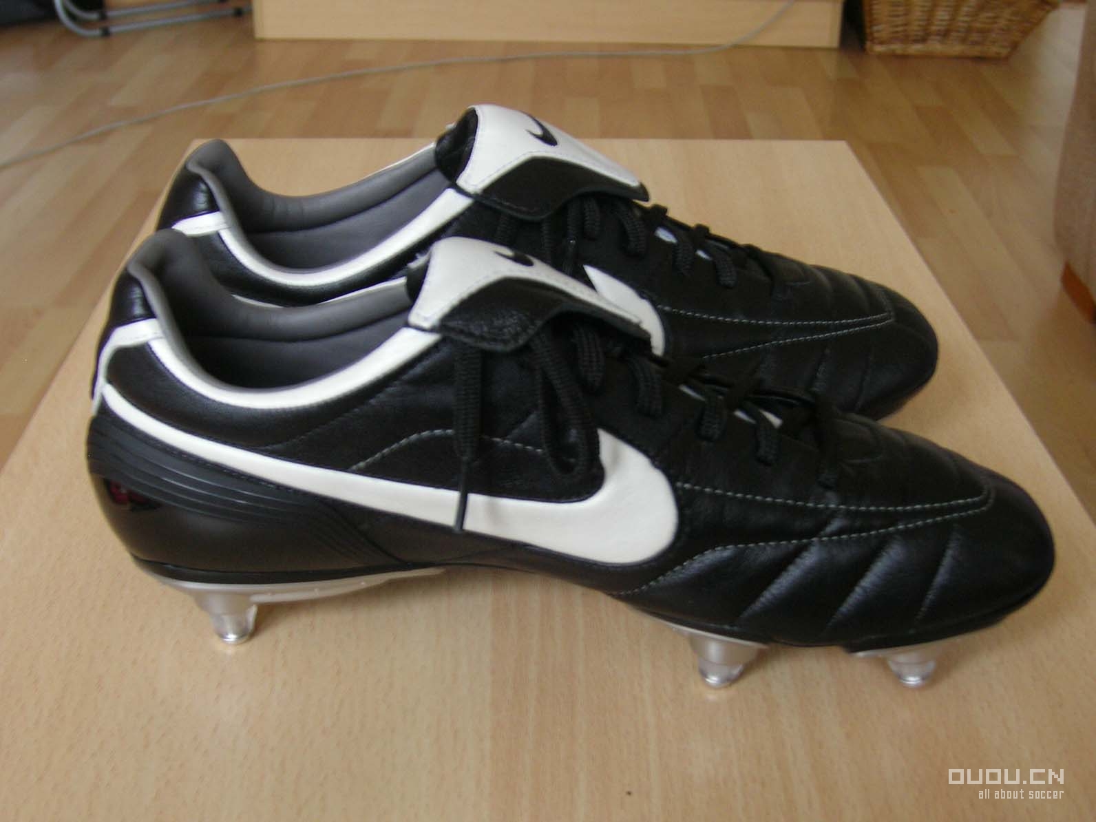 来发一下我的鞋子(又增加两双今天才买的NIKE10.16;再加一双F50 11.23)