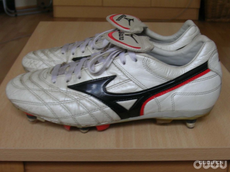 来发一下我的鞋子(又增加两双今天才买的NIKE10.16;再加一双F50 11.23)