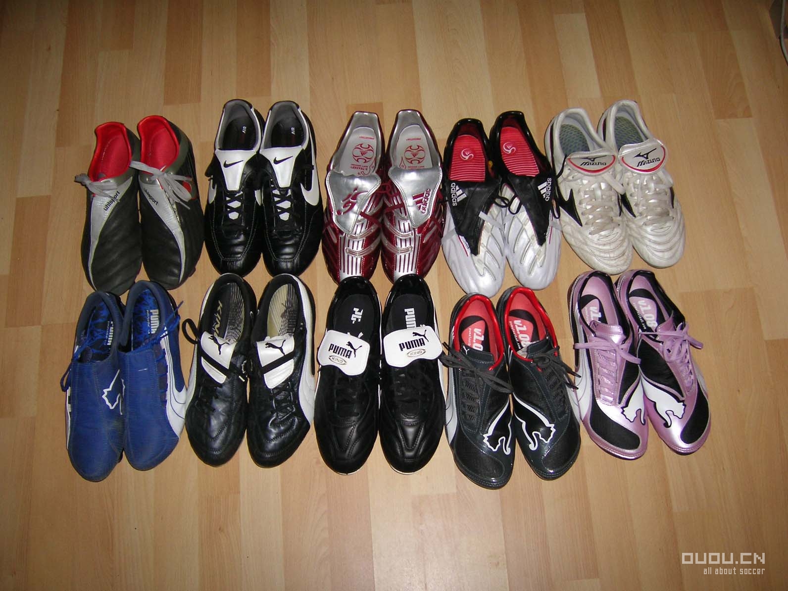 来发一下我的鞋子(又增加两双今天才买的NIKE10.16;再加一双F50 11.23)