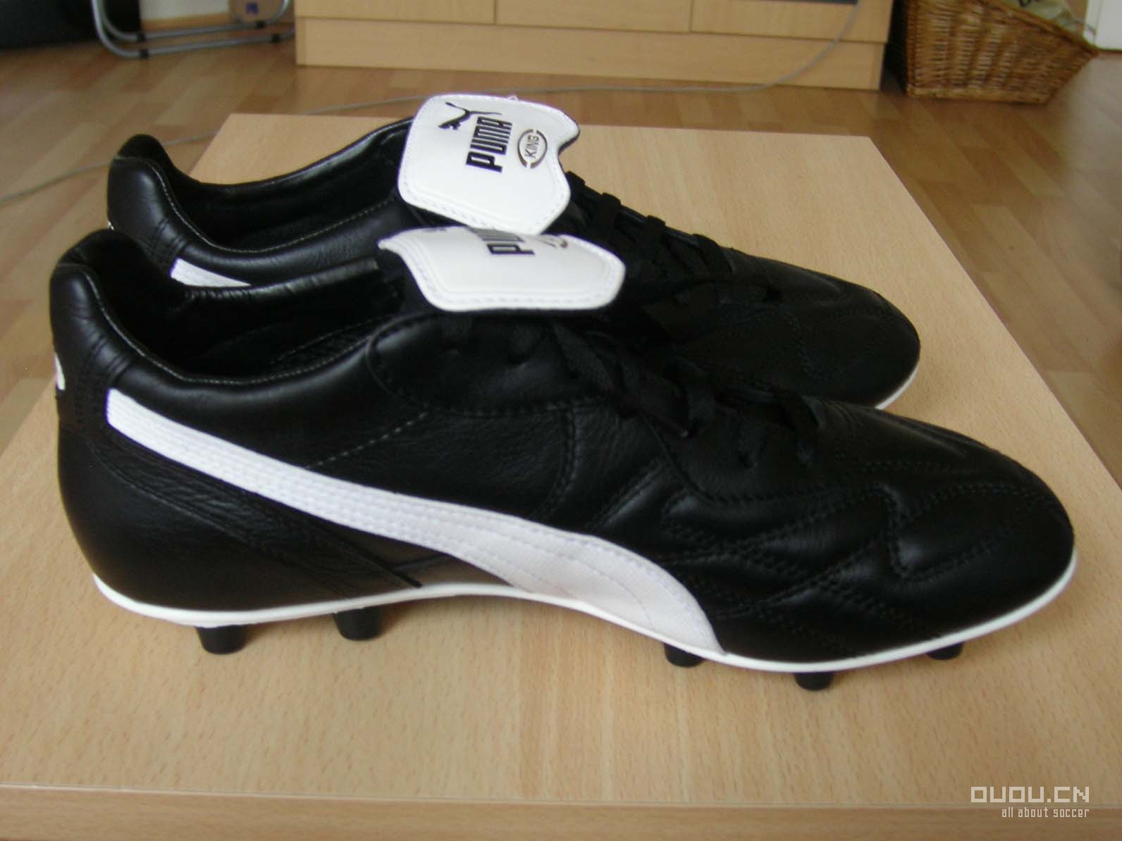 来发一下我的鞋子(又增加两双今天才买的NIKE10.16;再加一双F50 11.23)