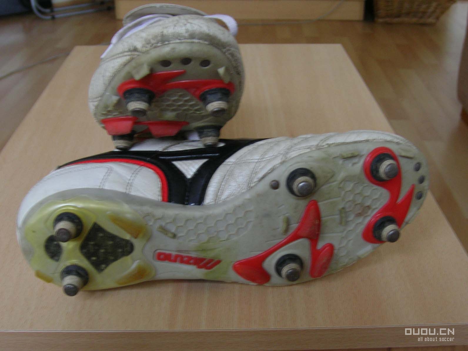 来发一下我的鞋子(又增加两双今天才买的NIKE10.16;再加一双F50 11.23)