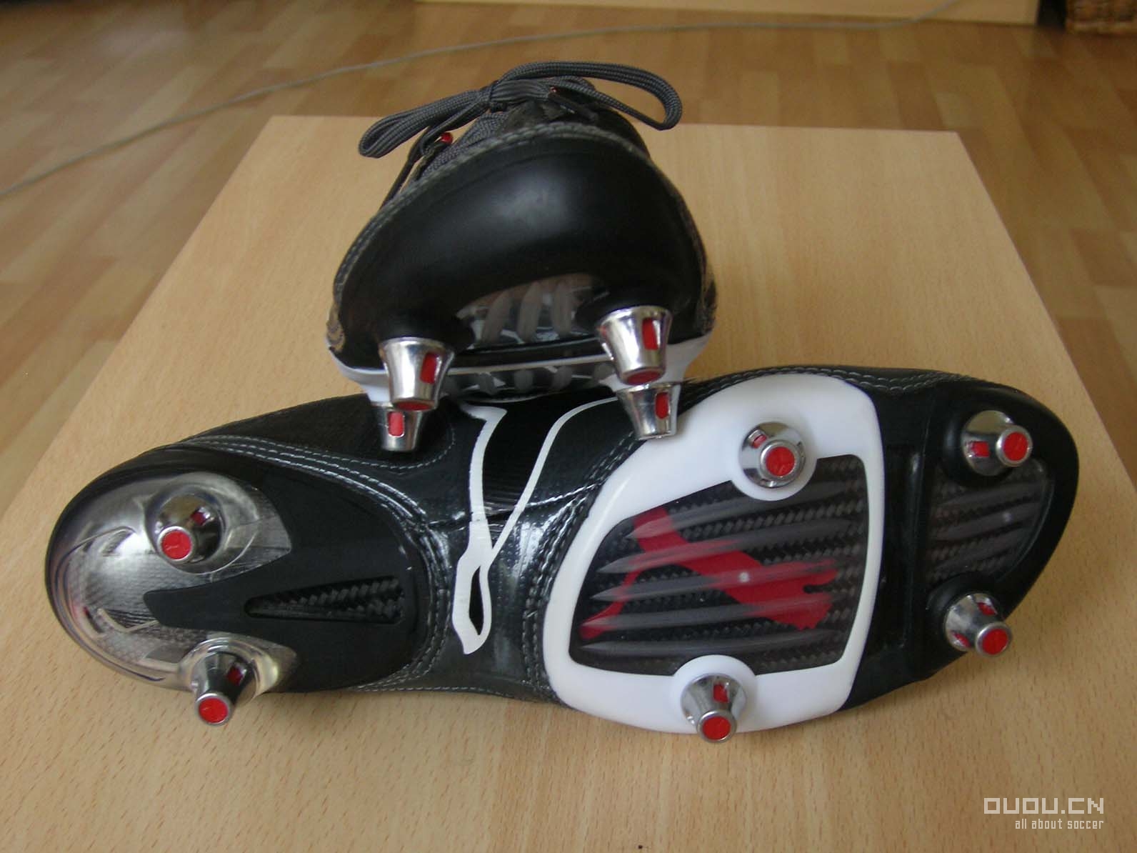 来发一下我的鞋子(又增加两双今天才买的NIKE10.16;再加一双F50 11.23)