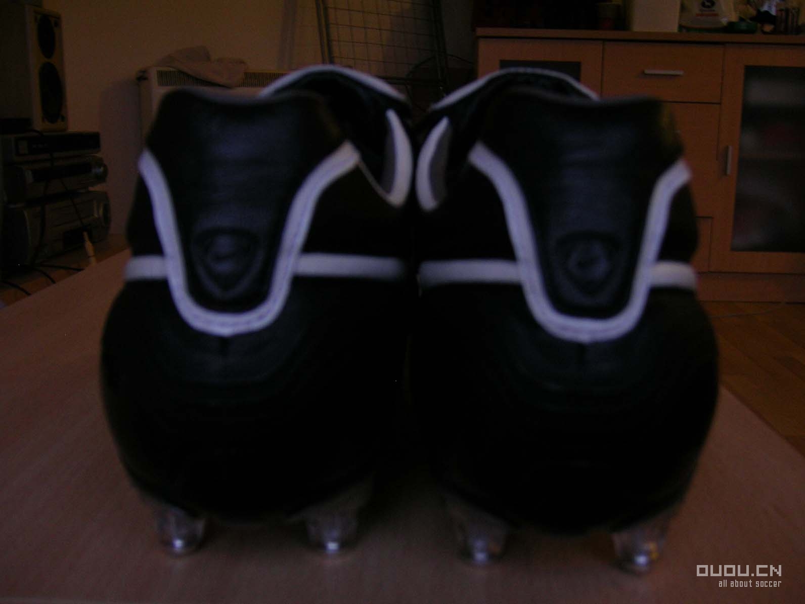 来发一下我的鞋子(又增加两双今天才买的NIKE10.16;再加一双F50 11.23)