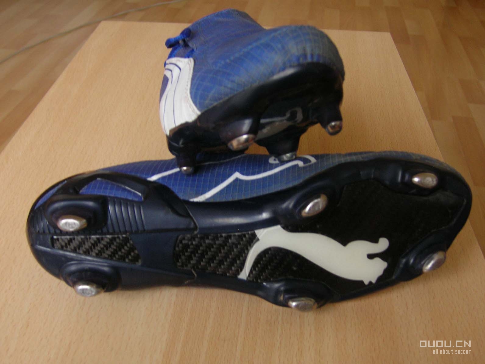 来发一下我的鞋子(又增加两双今天才买的NIKE10.16;再加一双F50 11.23)