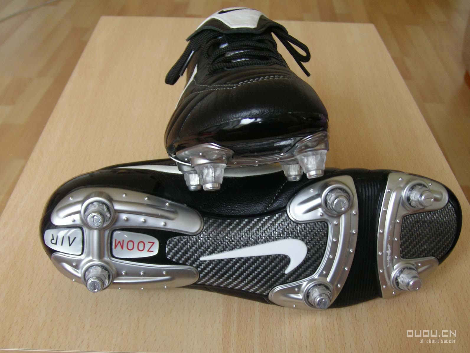 来发一下我的鞋子(又增加两双今天才买的NIKE10.16;再加一双F50 11.23)