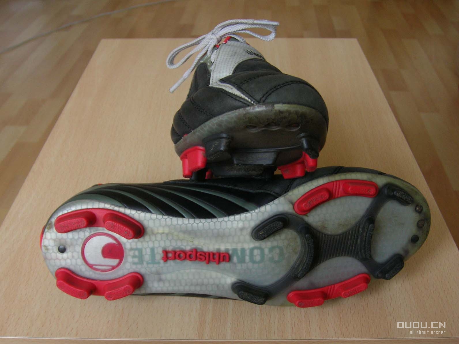 来发一下我的鞋子(又增加两双今天才买的NIKE10.16;再加一双F50 11.23)