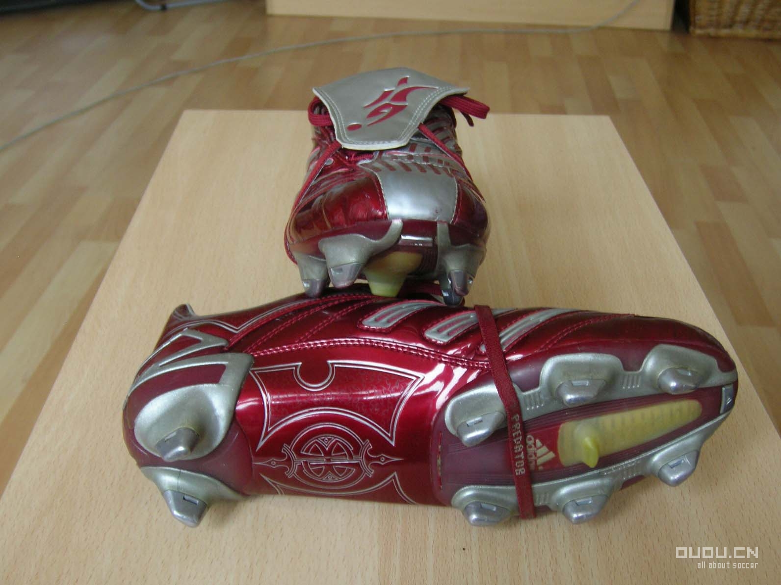 来发一下我的鞋子(又增加两双今天才买的NIKE10.16;再加一双F50 11.23)