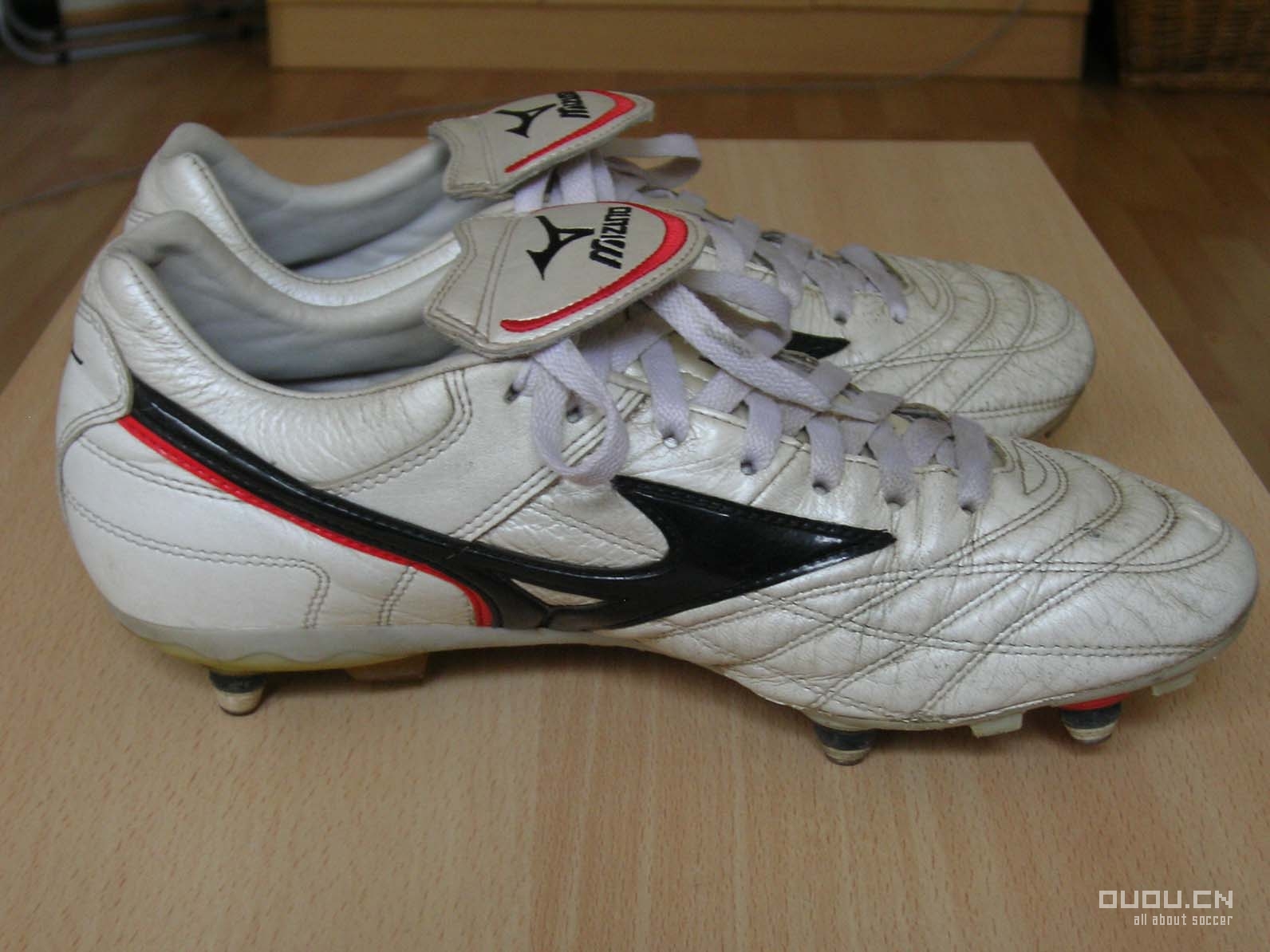 来发一下我的鞋子(又增加两双今天才买的NIKE10.16;再加一双F50 11.23)