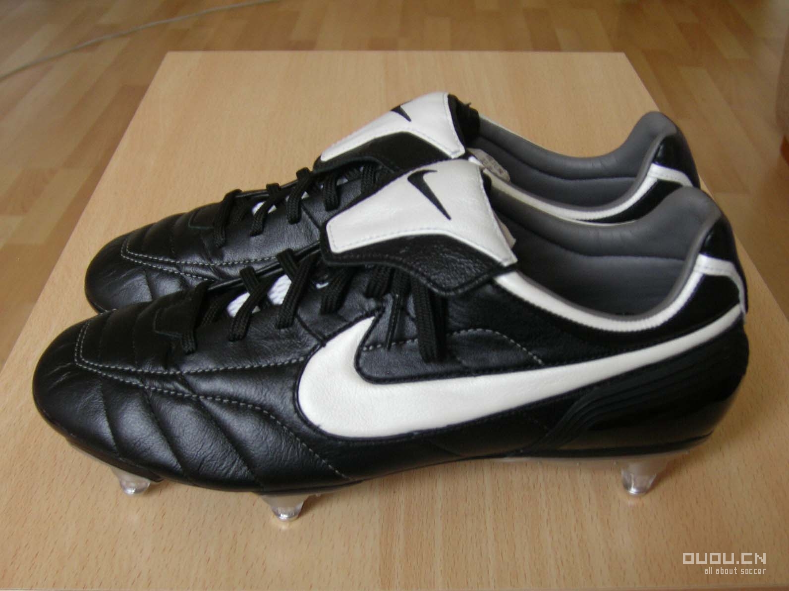 来发一下我的鞋子(又增加两双今天才买的NIKE10.16;再加一双F50 11.23)