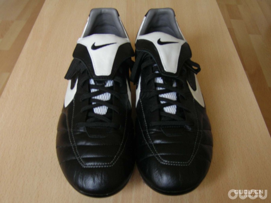 来发一下我的鞋子(又增加两双今天才买的NIKE10.16;再加一双F50 11.23)