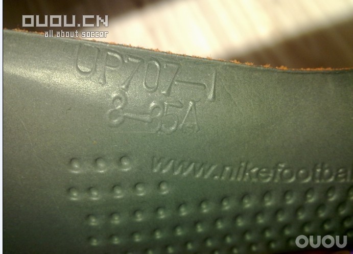 请帮我鉴定一下这鞋是不是真的 !谢谢 !