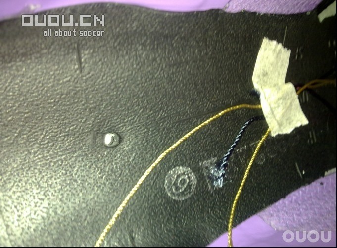 请帮我鉴定一下这鞋是不是真的 !谢谢 !